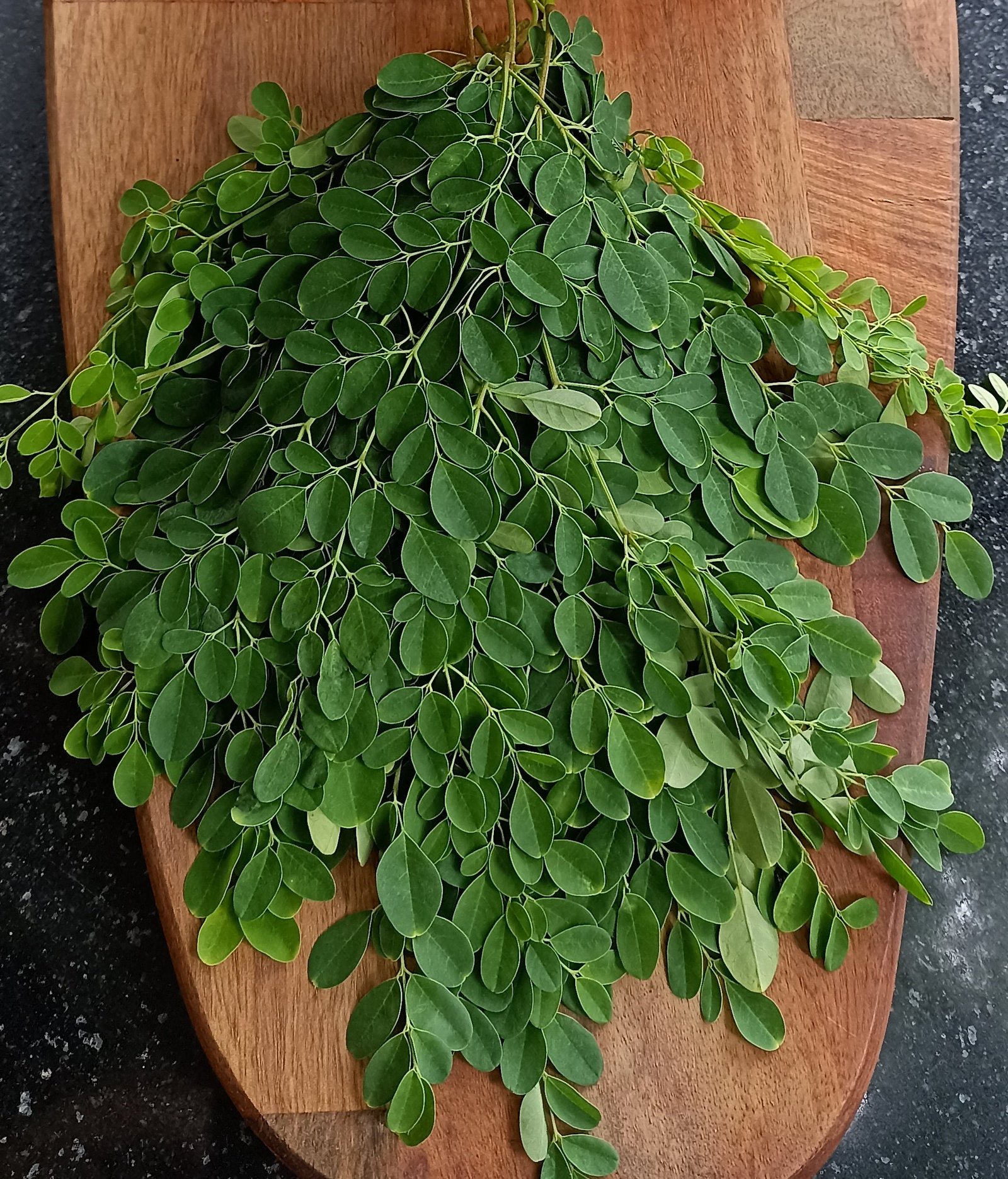 moringa_leaves_wooden_board-1.jpg
